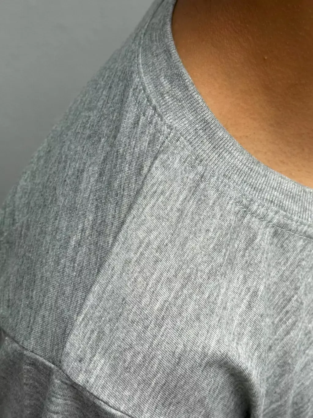 Vista superior da camiseta cinza mescla 100% poliéster para sublimação