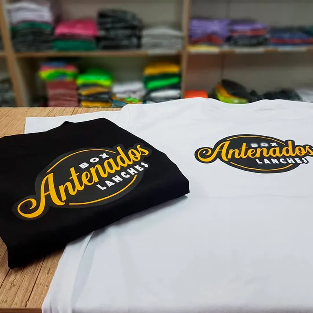 Estampa DTF aplicada em camiseta com cores vivas e contornos definidos