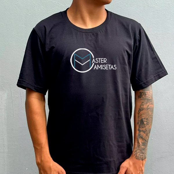 Camiseta preta com estampa aplicada